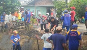 Bangkterkini.com, Pangkalpinang- Guna mengantisipasi banjir, warga Kelurahan Keramat, Kecamatan Rangkui, Kota Pangkalpinang melakukan gotong royong,