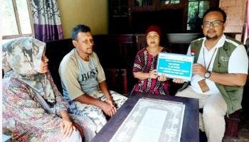 BELITUNG TIMUR - Dua warga di Kecamatan Manggar, Kabupaten Belitung Timur menerima bantuan pengobatan dari,