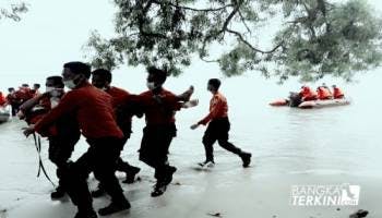 Bangkaterkini.com, Pangkalpinang - Simulasi upaya penyelamatan kecelakaan laut di perairan Pulau Panjang Pantai Pasir Padi,