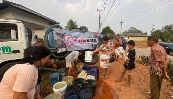 Masyarakat Desa Konghin Antusias Dapatkan Bantuan Air Bersih dari Honda,