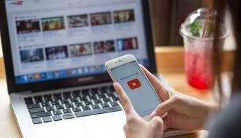 Bangka Terkini, YouTube telah menghapus konten video dalam ratusan channel yang diduga mempromosikan layanan pembuatan karya,